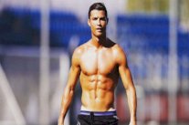 كريستيانو أجرى عمليات تجميل وقام بتركيب رموش صناعية!