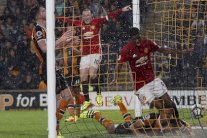 تشيلسي يعتلي القمة وفوز يونايتد وتعادل توتنهام وليفربول