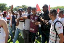 جماهير ساو باولو تقتحم تدريبات فريقها وتعتدي على اللاعبين