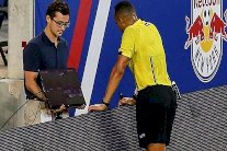 الاستعانة بالفيديو للمرة الأولى دولياً في مباراة إيطاليا وفرنسا