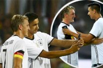 مشجع يوقف مباراة شفاينشتايغر الوداعية من أجل معانقته 