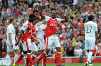 أساطير أرسنال يبدعون أمام قدامى ميلان في مباراة خيرية