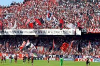 جماهير أولد بويز ترفع لافتة كبيرة للمطالبة بإعادة ميسي!