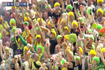 مشجعو نادٍ هولندي يمطرون أطفالاً مصابين بالسرطان بالهدايا