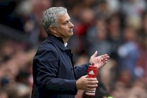 مورينيو يُحمّل لاعبيه والحكم مسؤولية الهزيمة في دربي مانشستر