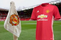 إدارة مانشستر يونايتد تمنع لاعبيها من تبادل القمصان مع خصومهم !