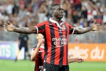 بالوتيلي يتسلم جائزة أفضل لاعب منبطحاً على بطنه