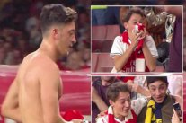 طفل آرسنالي يعيش فرحة هستيرية بسبب هدية أوزيل