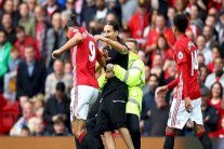 شبيه إبراهيموفيتش يقتحم ملعب أولد ترافورد