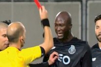 غرائب كرة القدم.. حكم يطرد لاعبا بعد اصطدامه به