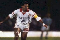 وفاة نجم الباراغواي السابق روبرتو كاباناس بأزمة قلبية