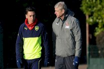 أوزيل يربط مصيره في أرسنال بمصير مدربه فينغر