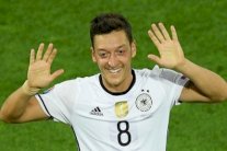 أوزيل يتوج بجائزة أفضل لاعب ألماني للمرة الثانية على التوالي