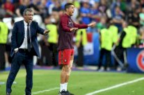 مدرب البرتغال يُدافع عن لقطة كريستيانو في نهائي اليورو