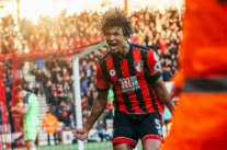 تشلسي يستعيد خدمات لاعبه الهولندي آكي المعار لبورنموث