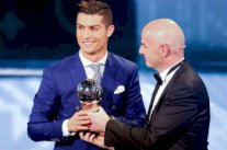 الفيفا يتوج الدون البرتغالي رونالدو أفضل لاعب لعام 2016