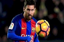 ميسي يقوم بدور الطبيب النفسي في برشلونة