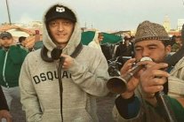 مسعود أوزيل يحيط عنقه بـ