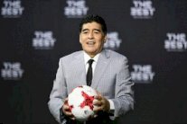 مارادونا على مسرح تاريخي في نابولي يروي قصة الرقم 10