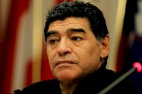 مارادونا يهاجم ميسي وبرشلونة بسبب