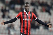 بالوتيلي مستاء من عنصرية جماهير باستيا وصمت المسؤولين