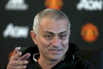 مورينيو يُمازح الصحفيين بقصة شعره الجديدة