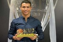 رونالدو يضاعف جوائزه من الصين ويرفض مقارنته بميسي