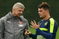 فينغر يبحث عن حل لإيقاف تدخلات تشاكا العنيفة