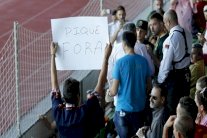 مشجعون يهاجمون بيكيه في تدريبات منتخب إسبانيا