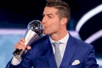 رونالدو يبيع جائزة أفضل لاعب في العالم لمساعدة الأطفال المصابين بأمراض خطيرة