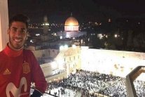 أسينسيو يستفز العرب والمسلمين بعلم إسرائيل