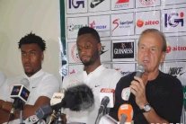 مدرب نيجيريا يحذر من تجدد مشاكل المكافآت