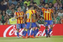 فوز مثير لفالنسيا على ريال يبتيس في مباراة شهدت 9 أهداف