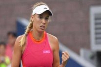 فوزنياكي تبدأ حملة الدفاع عن لقبها بقوة في دورة هونغ كونغ