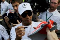 هاميلتون القريب من لقبه الرابع: لا أفكر بالاعتزال