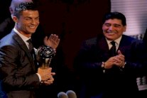 مارادونا: رونالدو يستحق جائزة الأفضل.. وهذه حقيقة الخلافات مع ميسي