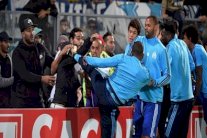 استبعاد إيفرا من الملعب بعد توجيهه ركلة لمشجع