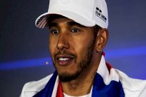 تركيز هاميلتون على التسابق وليس 