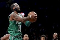 الرجل المقنع يقود بوسطن إلى فوز ثالث عشر تواليا