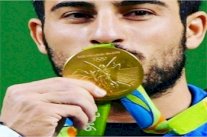 بطل أولمبي إيراني يعرض ميداليته الذهبية للبيع في المزاد لصالح ضحايا الزلزال