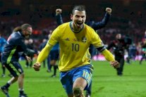 إبراهيموفيتش يحتفل بإنجاز السويد.. ويثير الجدل حول عودته