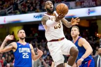 ليبرون جيمس يقود كلفيلاند للتغلب على كليبيرز