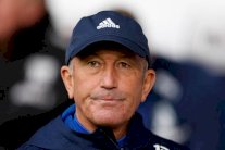 وست بروميتش البيون يقيل مدربه بوليس