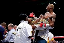 الملاكم الجنوب أفريقي تيتي بطلا للعالم في خمس ثوان