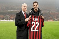 كاكا يدرس العودة إلى ميلان بعد اعتزاله