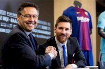 ميسي يوقع عقدا جديدا مع برشلونة حتى 2021