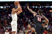 بول يقود هيوستن لفوز جديد وعودة موفقة لجورج الى انديانابوليس