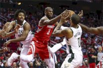 فوز جديد صعب لهيوستن وليبرون جيمس يتخطى لاري بيرد