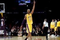 ليكرز يدخل براينت نادي الأساطير تحت أنظار الأبطال