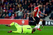 إيقاف مهاجم ساوثمبتون لتسببه بكسر في أنف حارس هادرسفيلد